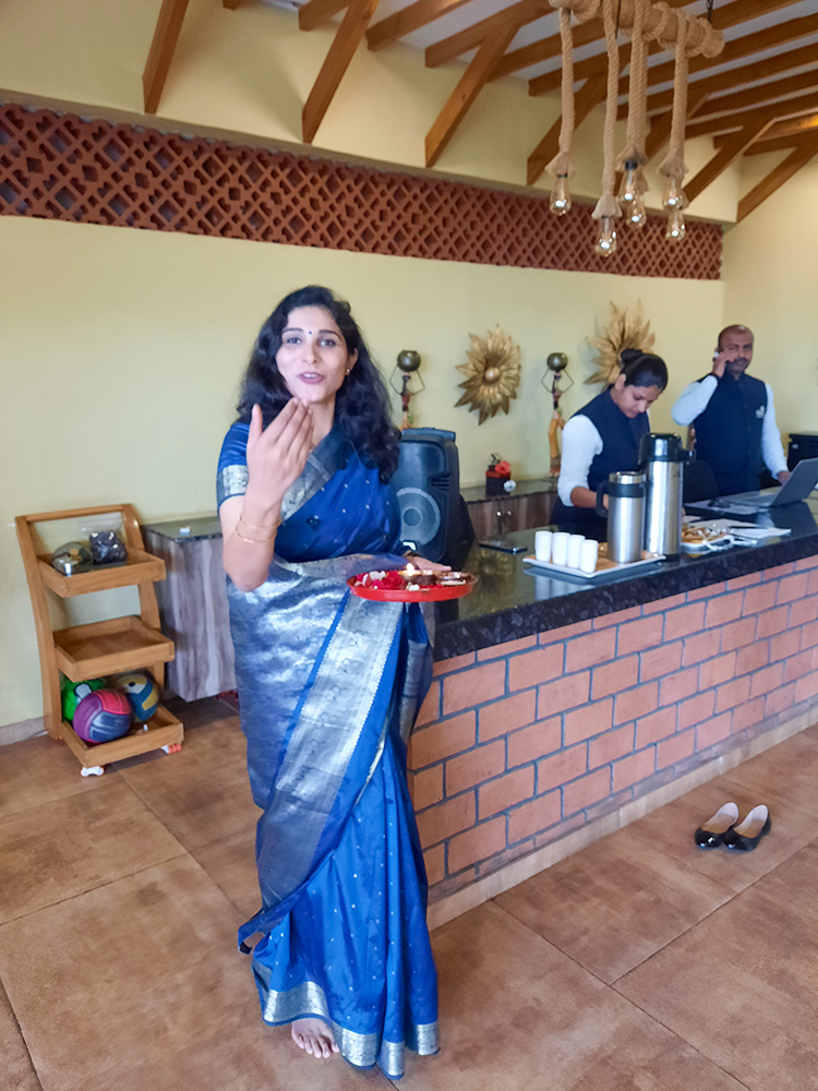 Ms.Niharika receiving the participants