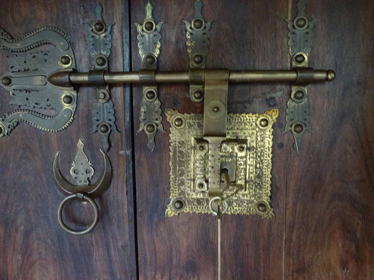 Traditional latch
