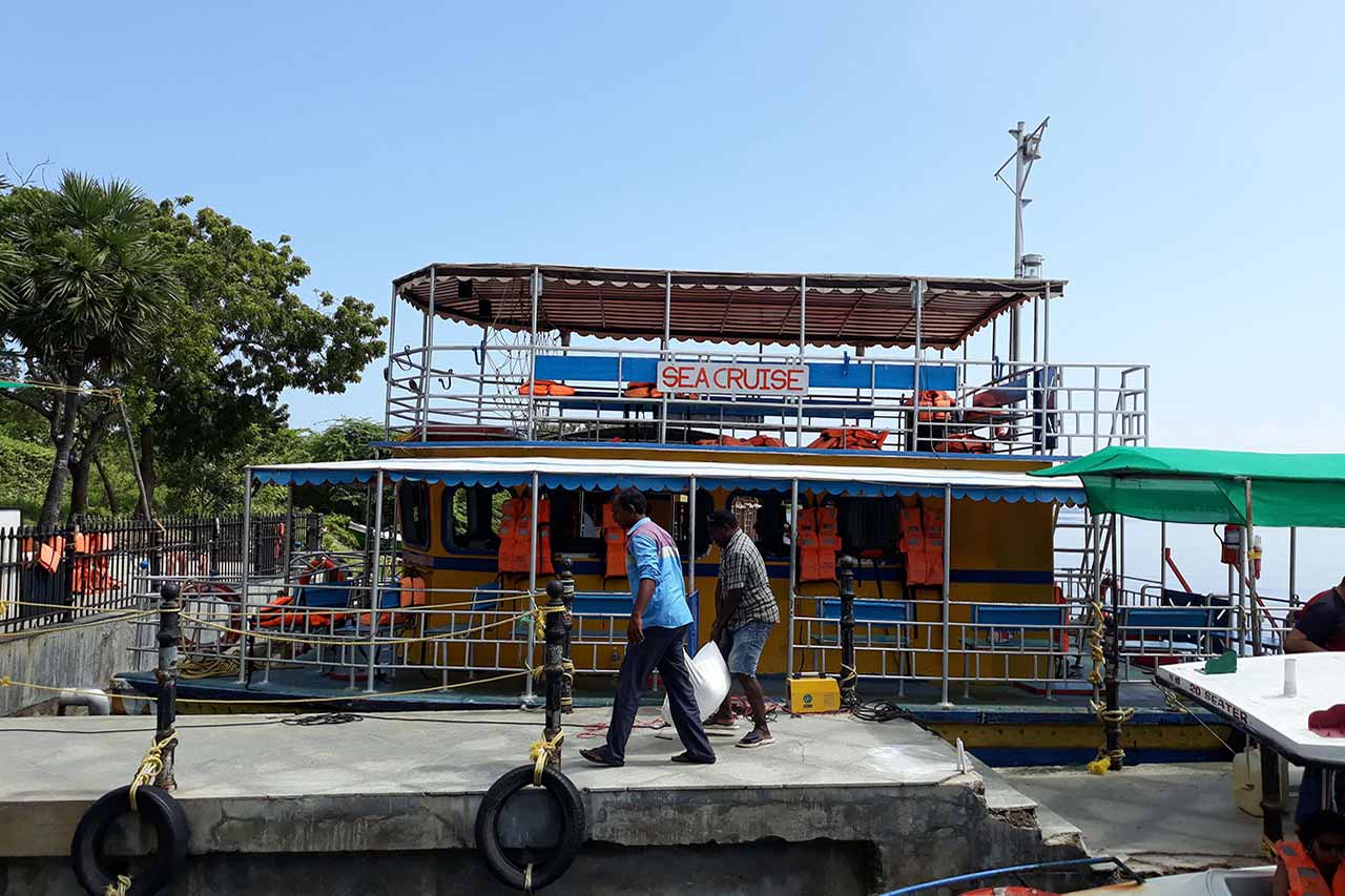Boat to go to Paradise Beach