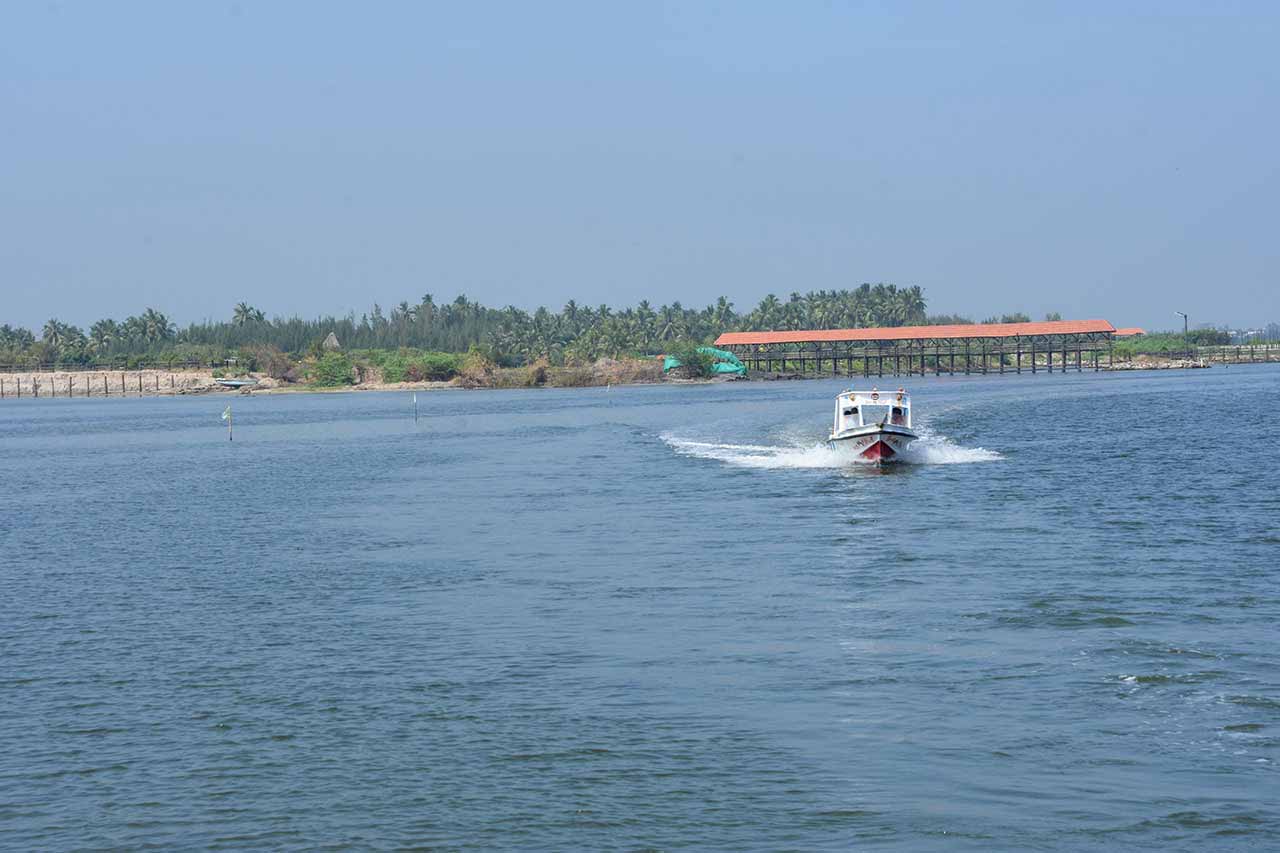 Speed Boat to go to Paradise Beach