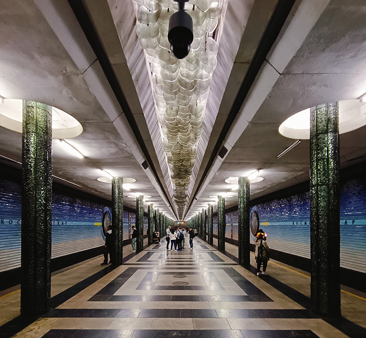 Kosmonavtlar metro station